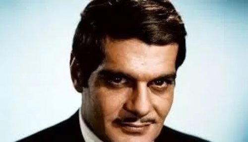 أسرار صادمة (لورانس العرب) العالمي عمر الشريف .. عاش وحيدًا وأدمن القمار وكان يدخن في اليوم 100 سيجارة