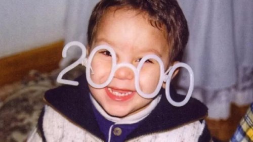 هذا الطفل الكلبوظ .. أصبح الآن من أهم النجوم الشباب على الساحة الفنّية ووالده فنان مصري شهير؟