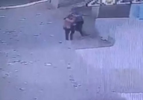 كاميرا المُراقبة ترصد وقائع .. ما فعلهُ شاب مع طليقته الحسناء في الشارع وقت ذهابها للعمل صدم كل المصريين وأفزعهم.! !.