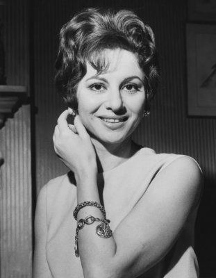 لن تتوقع من هي النجمة التي رفعت الحذاء في وجه فاتن حمامة واتهمت إسماعيل يس بالسرقة وكل هذا خلف الكواليس؟!