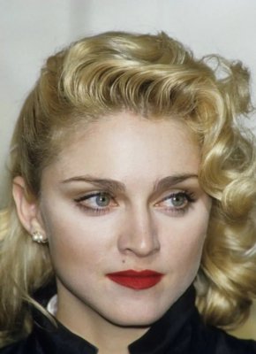 زواج فنانة شهيرة بعمر الستين من شاب يصغرها بـ 36 عاماً يفجّر ضجة.. المفاجأة في هويتها! صادم