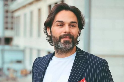 صورة من العصر الحجري للممثل اللبناني مازن معضم.. لن تصدق كيف بدا! ...شوف دلوقتي