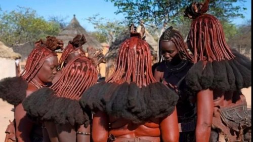 أغرب قبيلة في العالم.. الرجال والنساء دون ملابس تمامًا وهذا ما يفعلونه بالفتيات الشابات عند البلوغ.. وما يحدث عند الزواج لا يتخيله عقل بشر (شوف دلوقتي الصور).