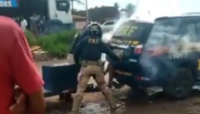 فيديو صادم لشرطيان يخنقان شابًا حتى الموت وسط صراخه داخل السيارة (شاهد)