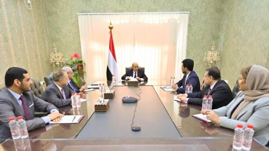 رئيس مجلس القيادة يحث في لقاء مع رئاسة هيئة التشاور على تعزيز الجبهة الداخلية