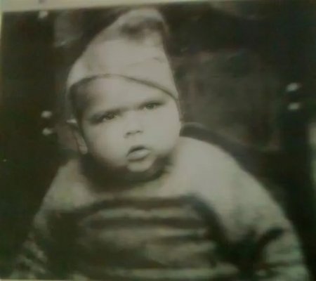 هذا الطفل ذو الخدود المنتفخة أصبح نجم كوميدي شهير وشارك منى زكي أهم افلامها.. قوي الملاحظة سيعرفه!شوف دلوقتي