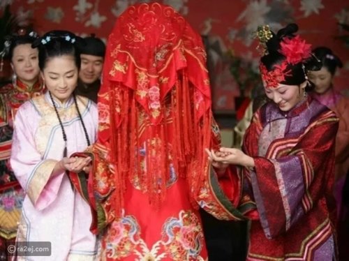 أغرب عادات الزواج في العالم.. العروس ترفع قدميها من الأرض أمام الجميع وما يحدث لها في الخيمة بالإجبار لا يتخيله عقل عادات وتقاليد الزواج الغريبة