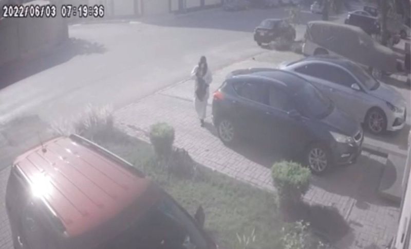 شخص ملثم يتلف إطارات سيارة متوقفة بسكين أمام منزل في الرياض.. ومصادر تكشف التفاصيل.. شاهد فيديو