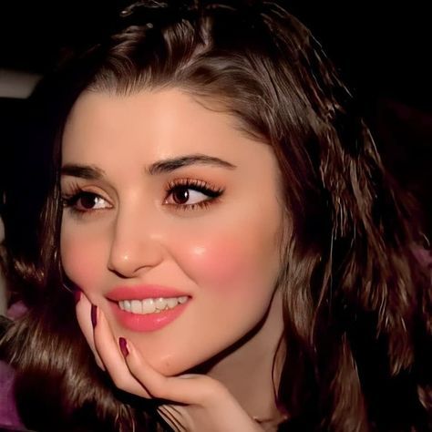 بدون مكياج.. الحسناء التركية هاندا أرتشيل تخطف الأنظار بإطلالة صباحية ساحرة..(صور)