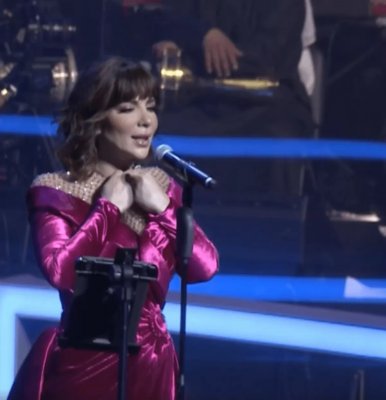 عندما توقفت أصالة عن الغنا وقامت بخلع ماترتدية أمام الجميع!.. ردة فعل الجمهور السعودي كانت هيستيرية وغير متوقعة !!