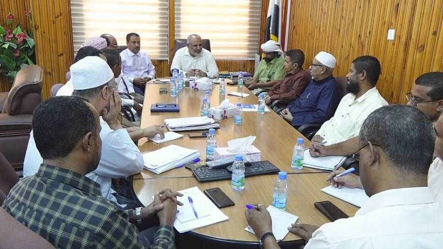 لجنة المناقصات الفرعية بوادي حضرموت تناقش مشروع تطوير خدمات الكهرباء