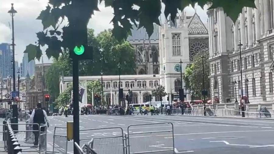 عاجل.. طوق أمني وسط لندن لفحص طرد مشبوه