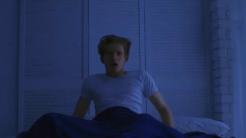 شاب ثلاثيني وسيم يتألم بشدّة كـل ليـلة أثناء نومـه.. وعندمـا وضع كاميرا مراقبـة؟.. كـانت الصـدمة الصـاعقة لـن تتوقع مايفعلـهٰ به أقرب المقربين منـه .! !