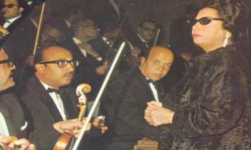 عازف الناي تجرأ على عظمة كوكب الشرق أم كلثوم وخرج من النص الموسيقي في إحدى حفلاتها.. لن تصدق ردة فعل الست