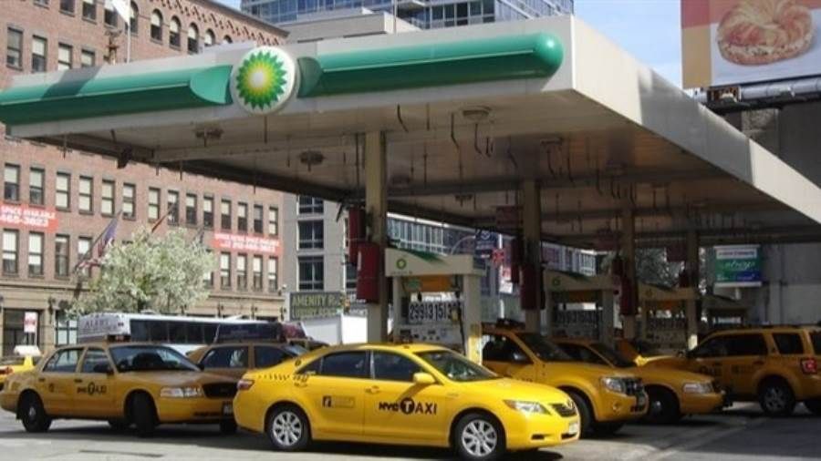 بالأرقام.. سعر غالون الوقود في الولايات المتحدة يتخطى خمسة دولارات