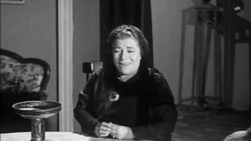 فنانة مصرية شهيرة ... فقدت ابنها في عز شبابه بطريقة صادمة فعوضها الله بمولودة وضعتها على المسرح وامام الجميع !!