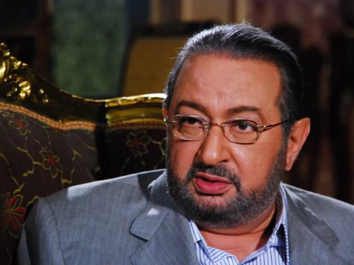 سألوا الفنان نور الشريف لماذا كان لايطيق رؤية وجه والدته ورفض مصافحتها حتى توفيت فكشف السر الخطير!