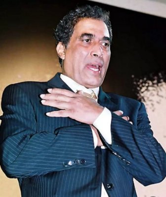 فنانة شهيرة تعترف أنها أعتزلت بسبب احمد زكي الساخنة التي أسالت الدماء من شفتيها.. وتكشف عن مفاجآت صادمة تحدث خلف الكواليس