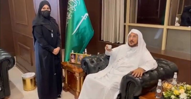 أول تعليق من وزير "الشؤون الإسلامية" بعد تعيينه لموظفة كمديرة للإعلام بالشؤون الإسلامية بمكة بدلاً عن زميلها