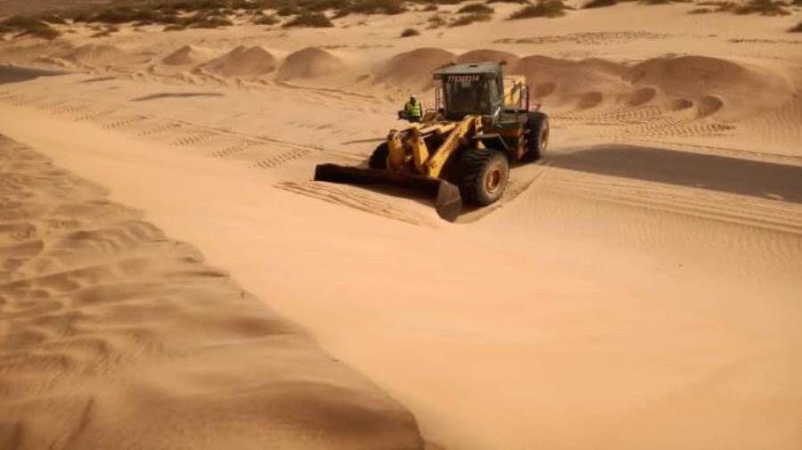 تدشين ازالة الرمال من طريق النشيمة بشبوة