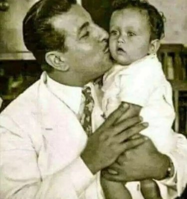 لن تصدق من هي الطفلة التي (يبوسها) أنور وجدي.. فنانة شهيرة وبطلة فيلم (حين ميسرة)شوف دلوقتي