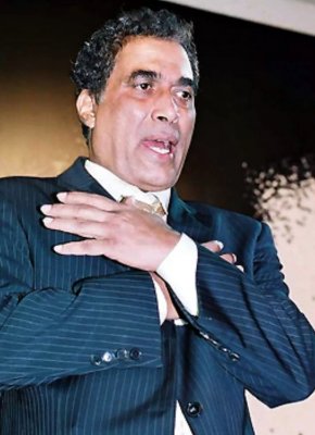 بعد إصررا الفنان الراحل أحمد زكي على تأدية المشهد بنفسه تم وضعه في ثلاجة الموتى.. ماحدث بعدها صدم الجميع !!