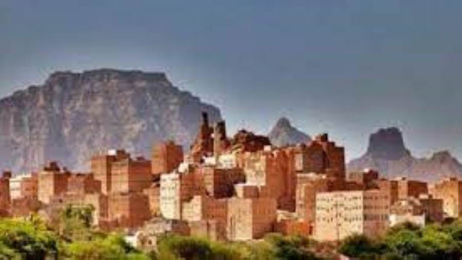 لجنة فتح المظاريف بشبوة تستعرض عطاءات تنفيذ مشروع ثانوية للبنات في عتق