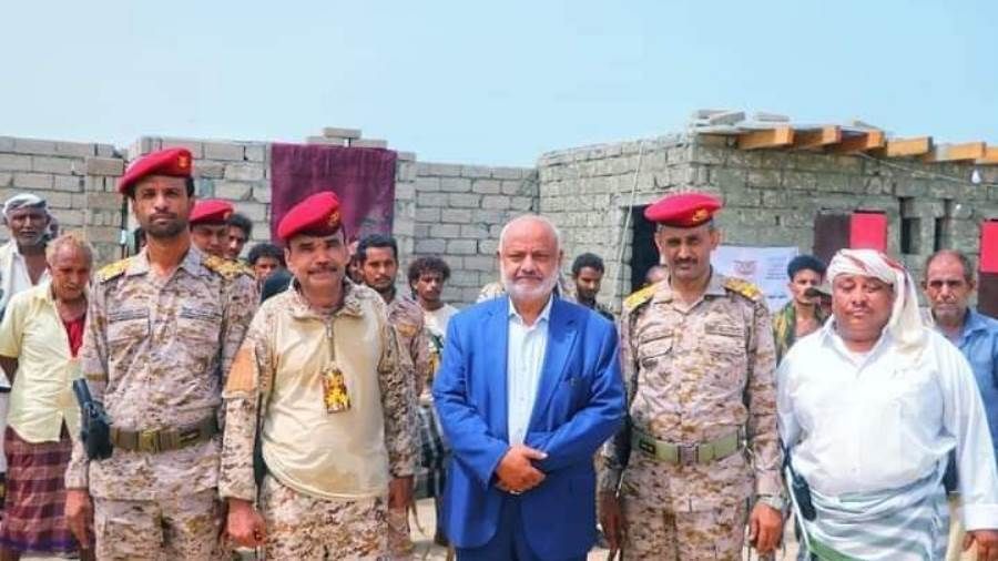 محافظ الحديدة يطلع على جاهزية الوحدات العسكرية بمحور المحافظة