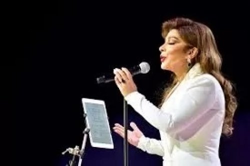 أصالة توقفت عن الغنا وقامت بخلع ماترتدي على المسرح لسبب غير متوقع!.. ردة فعل الجمهور السعودي كانت هيستيرية !!