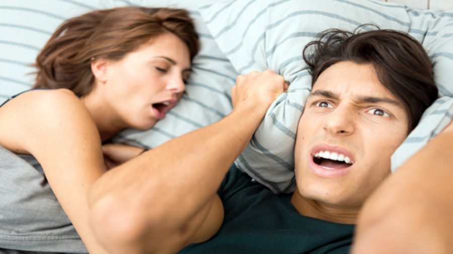 دراسة توضح سبب الشخير لدى بعض النساء!