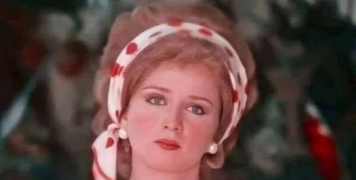 شبيهة نجلاء فتحي تشعل مواقع التواصل بنتها ولا حفيدتها؟ عينان زرقاوتان، وشعر أشقر، وبشرة ناصعة البياض، وملامح بريئة وجمال طاغي