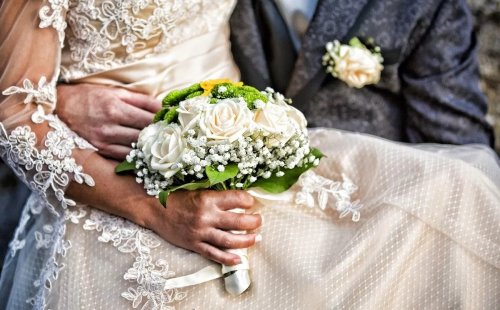 عروسة اردنية حسناء تطلق صرخات جنونية وهستيريه فـي ليلـة الدخلة ..وعند اقتحام الغرفة كانت المفاجأة المرعبه التي لم تكن بالحسبان ولا يتوقعها عقل إنسان.. لن تصدق ماذا فعل بهـا العريس.!!