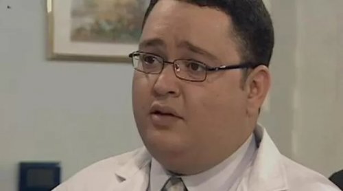 شوف دلوقتي : النجم المصري أحمد رزق امتنع عن تناول هذه الوجبة فخسر 25 كيلو من وزنه خلال أسابيع وأصبح برشاقة أحمد عز!!