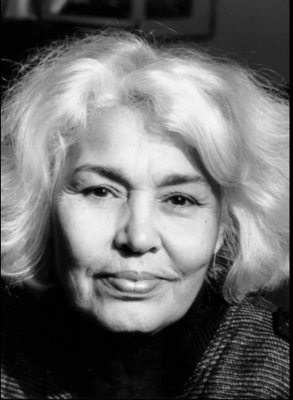 أصوات مرعبة يقشعر لها البدن .. حارس قبر نوال السعداوي يكشف مفاجأة مفزعه عن ما رأه عند قبرها... اليكم ماحصل حقيقتاً؟!