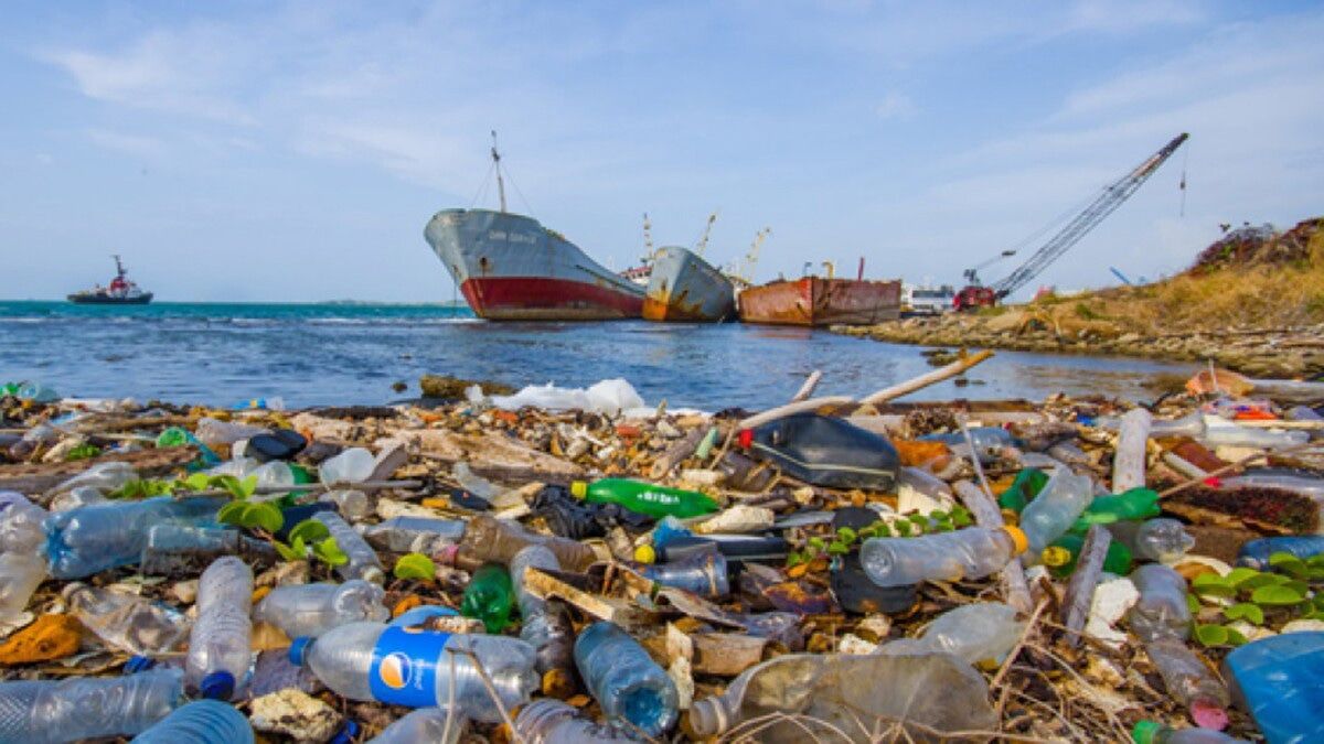 تطوير تقنية سريعة لتحليل البلاستيك بالأشعة فوق البنفسجية