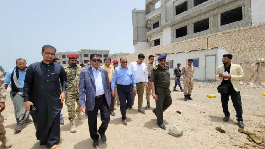 عضو مجلس القيادة يطلع على سير الاعمال الجارية في عدد من المشاريع بالمكلا