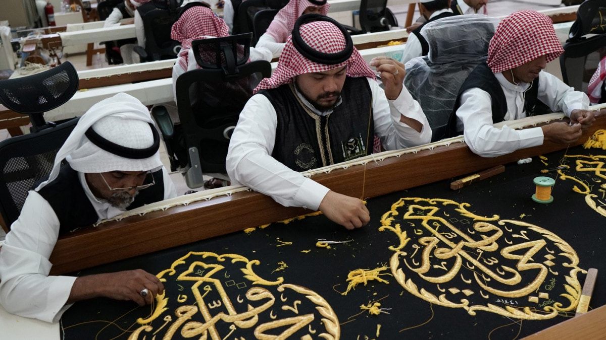 كسوة الكعبة المشرفة.. أنامل ماهرة تطرز أغلى ثوب في العالم