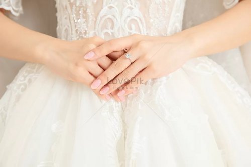 عروس سعودية حسناء لم تستطع تمالك نفسها في ليلة الدخلة فقامت بحركة خطيرة فـي غرفة النـوم جعلت العريس يخسر أغلـى مايملك امام عينيها