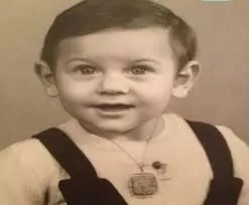 للأذكياء فقط : سيعرفوه هذا الطفل الصغير أصبح من أشهر الفنانين في مصر وحصل على جائزة أفضل ممثل عربي والكثير من الفنانات لم يستطعن الصمود أمام وسامته.. لن تصدقوا من يكون؟!!