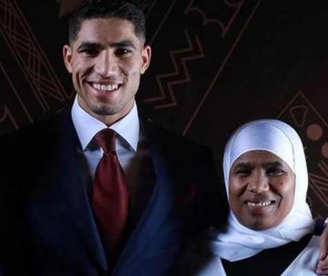 والدة النجم الكروي (أشرف حكيمي) تكشف سراً خطيرا ،،هذا مايفعله ابني معي دائمًا وبشكل سري ودون علم أحد)..لن تصدقوا ماهو..تفاصيل تقطع القلوب وتبكيها..!!