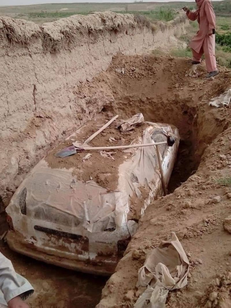 بعد 21 عاماً.. طالبان تكشف عن سيارة زعيمهم "الملا عمر" التي فر بها من الضربات الأمريكية بعد هجوم 11 سبتمبر (شاهد)