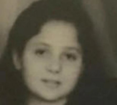 هذه الطفلة أصبحت من أشهر واجمل الممثلات تعرضت لإصابة خطيرة على المسرح وصديقتها المقربة هي الراحلة دلال عبدالعزيز.. لن تصدق من تكون؟!