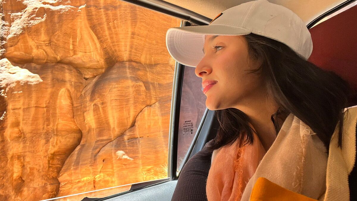 شابة سعودية تُخيّم أسبوعا كاملا في "كهف فرعون" بتبوك