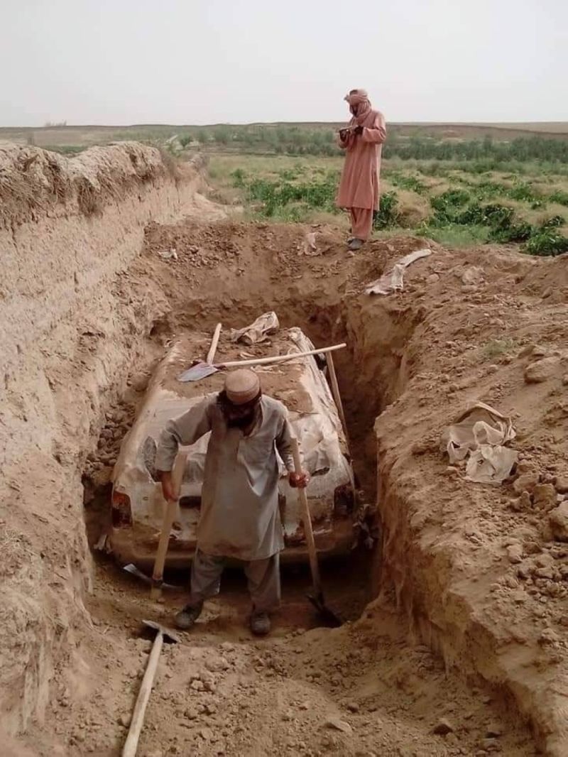 بعد 21 عاماً.. طالبان تكشف عن سيارة زعيمهم "الملا عمر" التي فر بها من الضربات الأمريكية بعد هجوم 11 سبتمبر (شاهد)