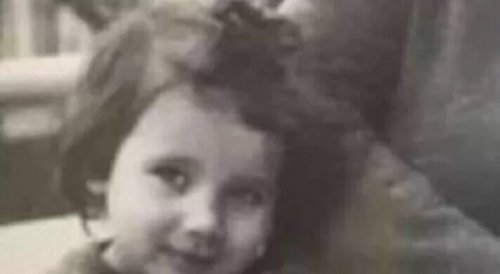 اشتهرت بجمالها الخارق ولون عينيها الغريب.. خمنوا من هذه الطفلة الجميله التي أصبحت نجمة شهيرة؟وفازت باجمل القاب الجمال