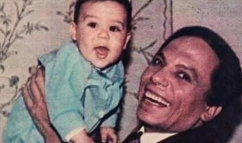 الطفل الجميل الذي يحمله الزعيم عادل إمام هو نجم مصري شهير دخل عالم الفن من واسع ابوابة . لن تتخيل من يكون؟!!