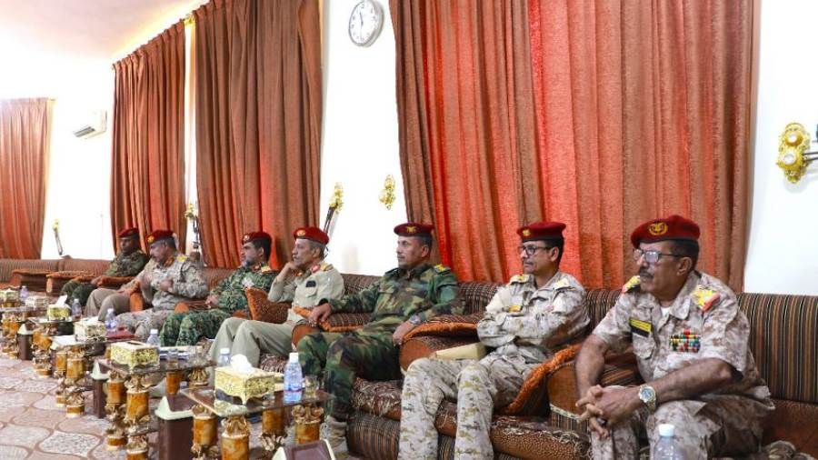 البحسني يناقش مع قادة المنطقة العسكرية الثانية تطوير ادائها
