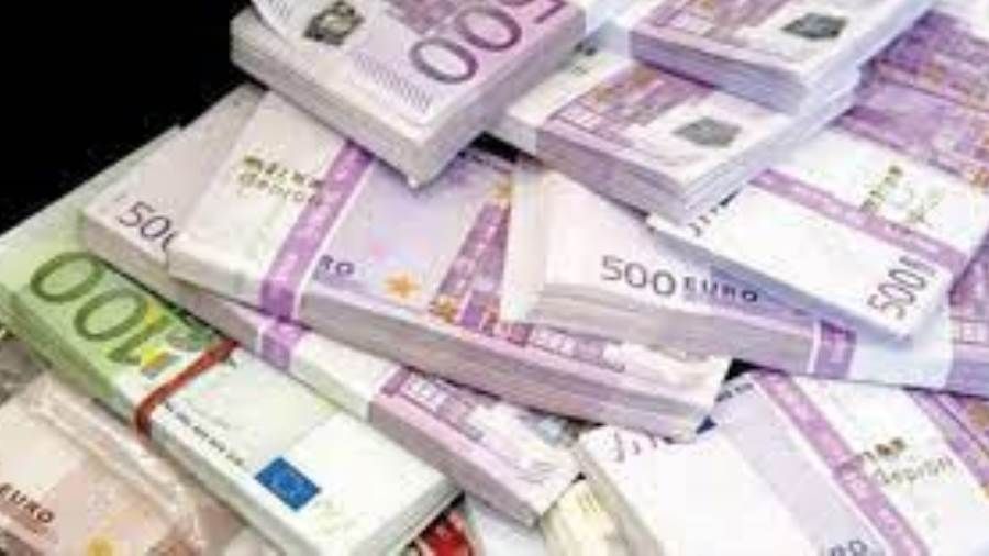 سعر صرف اليورو يعادل الدولار للمرة الأولى منذ 2002