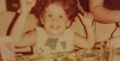 حزر فزر من تكون هذه الطفلة المرحه التي أصبحت الآن من أشهر الإعلاميات في العالم العربي مقدمه برامج تلفزيونيه وصحفية ومنتجة؟!!شوف دلوقتي