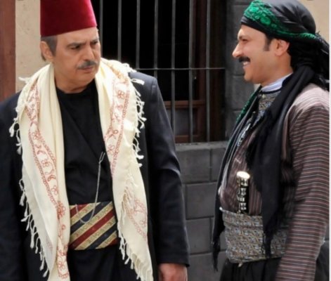 جاب له بوسة من صميم القلب.. اللقطة الوحيدة التي جمعت (العقيد معتز) مع والده الحقيقي في المسلسل الشهير باب الحارة شوف دلوقتي